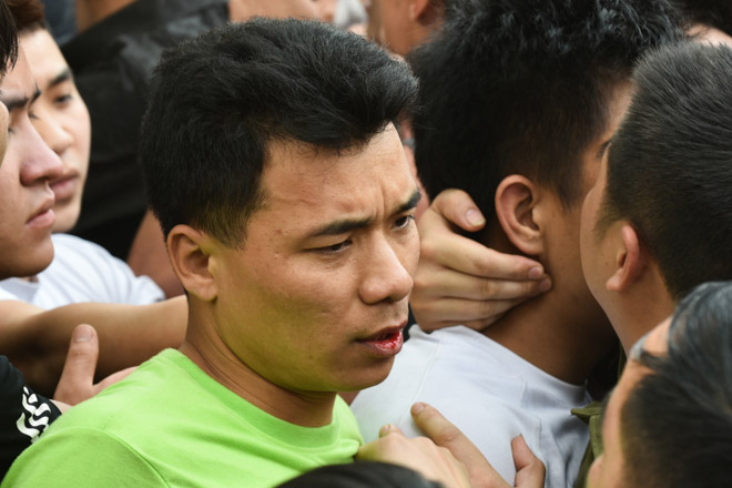 Bóp cổ, đấm nhau chảy máu mồm trong lễ hội giằng bông ở Hà Nội - 8