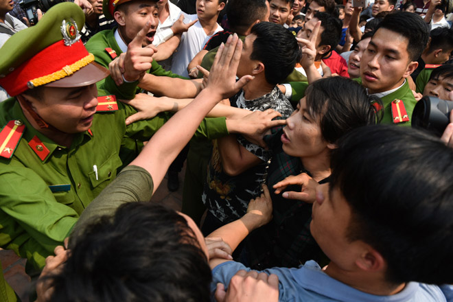 Bóp cổ, đấm nhau chảy máu mồm trong lễ hội giằng bông ở Hà Nội - 10