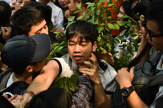 Bóp cổ, đấm nhau chảy máu mồm trong lễ hội giằng bông ở Hà Nội - 9