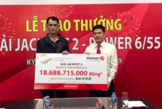 Nóng 24h qua: Tỉ phú Vietlott gây bất ngờ vì không đeo mặt nạ khi nhận giải - 2