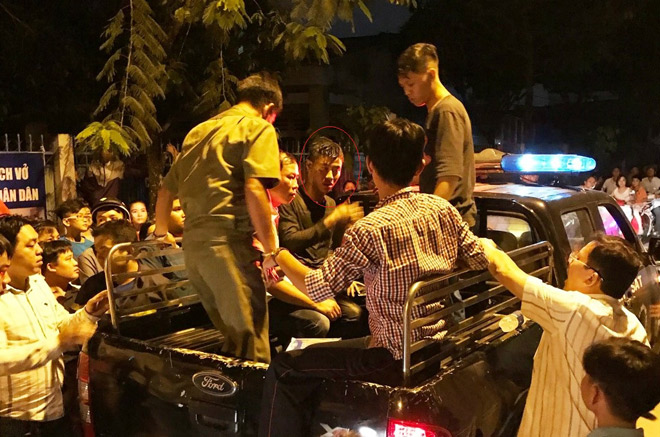 Cảnh sát lật từng nắp cống tìm thanh niên cố thủ nhiều giờ dưới “lòng đất” - 3