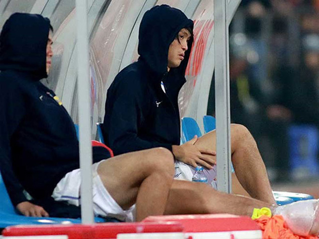 Bầu Đức ra tay, bác sĩ của Park Ji Sung điều trị Tuấn Anh bị chấn thương