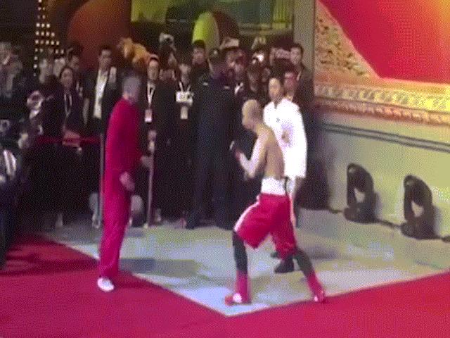 ”Đại đệ tử” Diệp Vấn bị võ sỹ 1 tay đấm gục: Chiêu trò sỉ nhục võ Trung Quốc