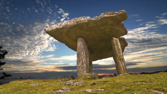 Poulnaborne, Clare: Lăng mộ được xây dựng từ thời kỳ đồ đá mới tại Clare. Nó có niên đại từ năm 4.200 trước công nguyên và thu hút khoảng 200.000 du khách mỗi năm.