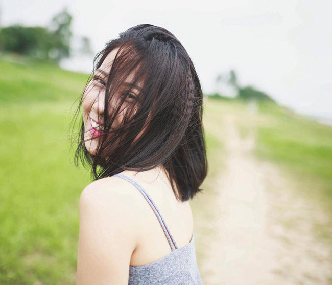 Cô nàng gây ấn tượng mạnh bởi nụ cười tỏa nắng.&nbsp;