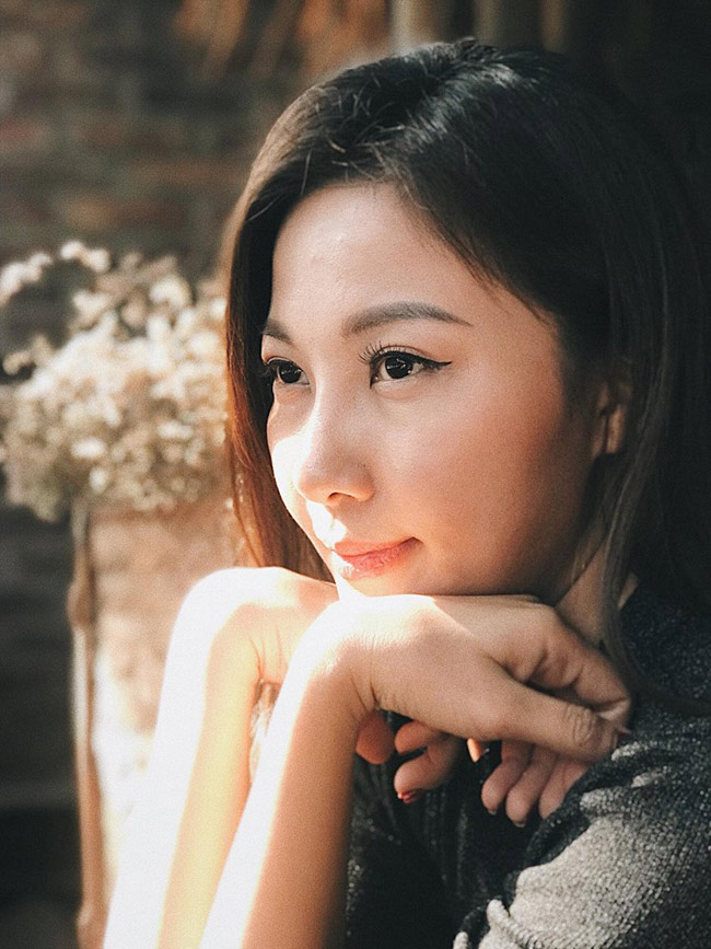 Giọng nói dễ nghe cùng ngoại hình xinh xắn của Quỳnh Hoa khiến một chương trình vốn khô khan với các con số cũng trở nên sinh động hơn.&nbsp;