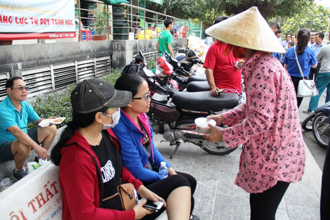Hình ảnh xúc động sau vụ cháy khiến 13 người chết ở Sài Gòn - 14