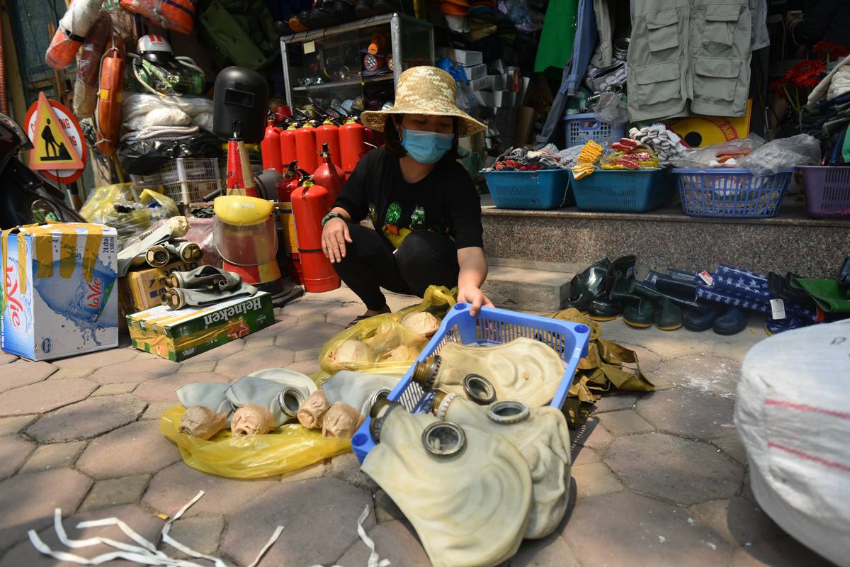 Dân đổ xô đi mua mặt nạ phòng độc, thang dây sau vụ cháy chung cư ở Sài Gòn - 3