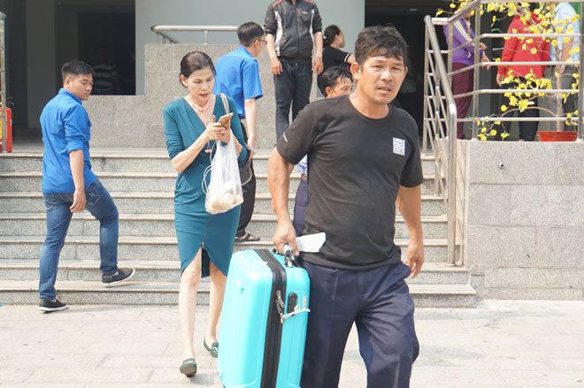 Hàng trăm cư dân lũ lượt rời khỏi chung cư &#34;cướp&#34; 13 mạng người sau một đêm - 7