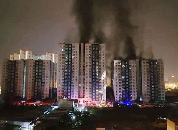 Cháy chung cư 13 người chết: Đêm trước cư dân còn bức xúc... - 1