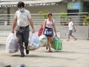 Tin tức trong ngày - Hàng trăm cư dân lũ lượt rời khỏi chung cư &quot;cướp&quot; 13 mạng người sau một đêm
