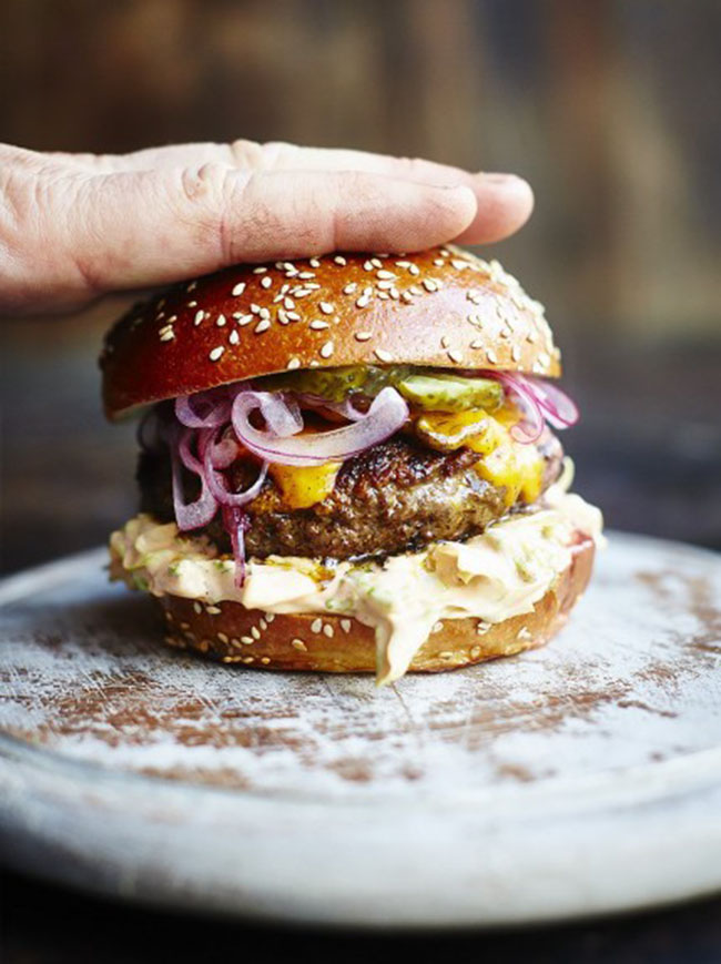 Burger:  Du khách có thể vào bất kỳ quán bar burger hoặc nhà hàng ở Úc và yêu cầu một chiếc Burger đặc biệt, và bạn sẽ hài lòng thưởng thức một chiếc bánh tú ụ gồm pho mát, thịt xông khói, dứa, củ cải đường, Cà chua, thịt bò, rau diếp và nước sốt đặc biệt. Burger là món ăn rất được ưa chuộng ở Úc.