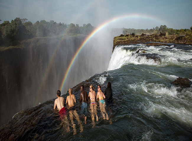 2.Hồ Devil (Zambia, châu Phi). Đây là thác Victoria lớn nhất thế giới, liệu bạn có can đảm ngâm mình bên vách núi đá nguy hiểm cạnh ngọn thác này không?