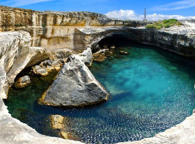 3.Grotta Della Poesia (Roca Vecchia, Ý). Nằm trên bờ biển Adriatic, hồ nước màu ngọc lam này là địa điểm hoàn hảo để vừa ngâm mình thư giản, vừa ngắm mặt trời ở Địa Trung Hải.