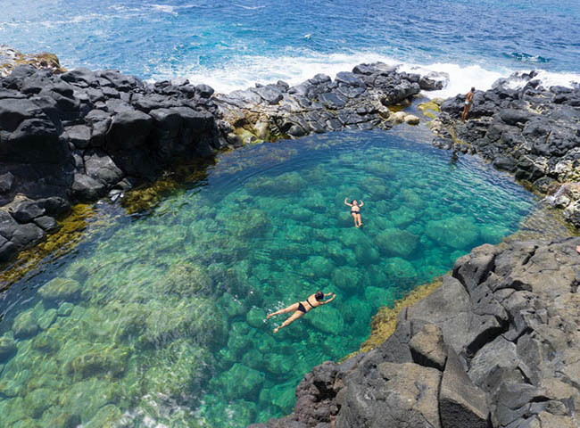 5. Bồn tắm của Nữ hoàng (Princeville, Hawaii). Một trong những viên đá quý ẩn trên đảo Kauai, bạn phải đi bộ một đoạn đường dài trước khi đến được hồ bơi này. Khi thủy triều lên, bạn có thể nhảy xuống, bơi lội và ngắm nhìn đại dương. Mùa hè là thời điểm thích hợp nhất để ghé thăm.