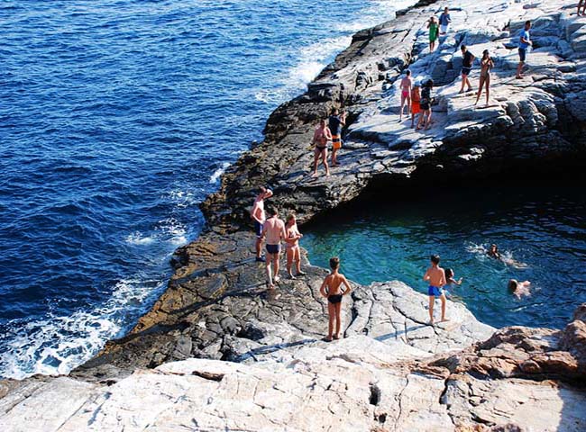 9. Giola Lagoon (Thassos, Hy Lạp). Nằm trong ngôi làng yên tĩnh của Astris, Giola là một bể bơi lọt thỏm giữa những vách đá. Cảm giác ngâm mình trong dòng nước mát lạnh, ngắm nhìn biển khơi trước mặt khiến cho du khách rất thích thú.