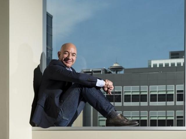Thói quen kỳ lạ của Jeff Bezos: Lái xe cà tàng, bàn làm việc tái chế