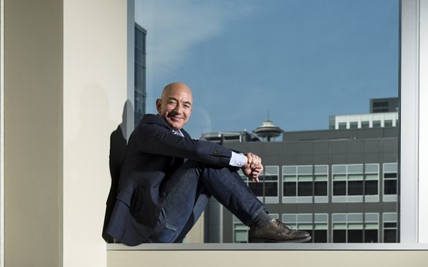 Thói quen kỳ lạ của Jeff Bezos: Lái xe cà tàng, bàn làm việc tái chế - 1