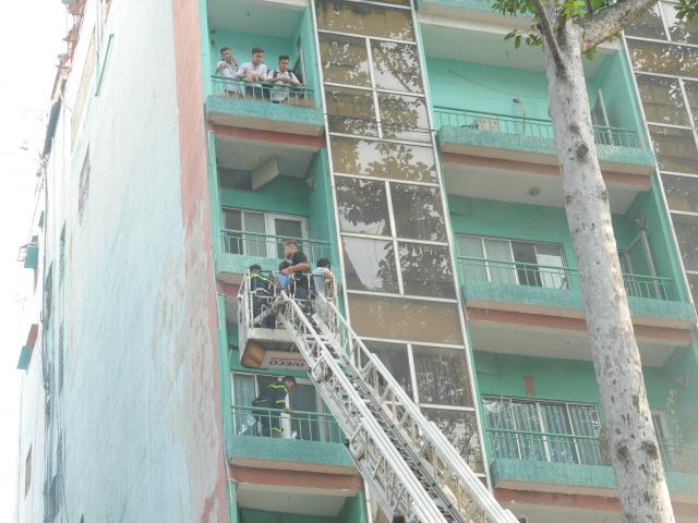 Tin tức trong ngày - Gần 20 người khóc gào, cầu cứu trong đám cháy cơ sở massage ở Sài Gòn