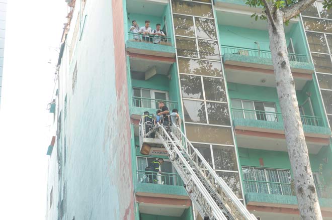 Gần 20 người khóc gào, cầu cứu trong đám cháy cơ sở massage ở Sài Gòn - 2