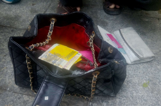 Nóng 24h qua: Phát hiện túi xách chứa cọc tiền nghi của nạn nhân tử vong ở chung cư Carina - 1