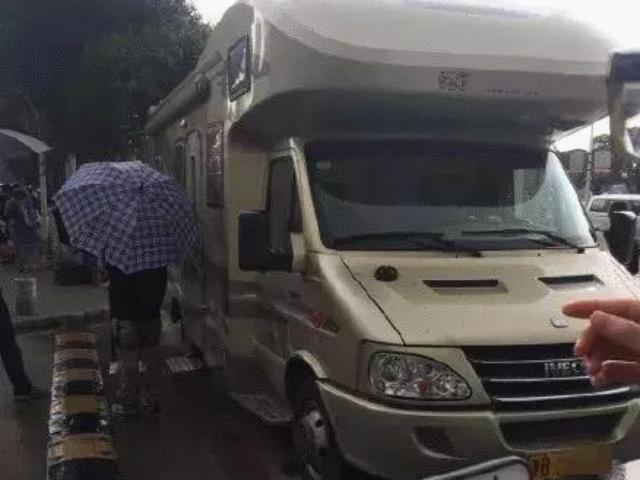 Phim - Kiếm cả nghìn tỷ nhưng Châu Tinh Trì đi quay phim mới bằng xe bình dân