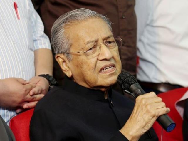 Thế giới - MH370: Cựu Thủ tướng Malaysia nghi có kẻ điều khiển máy bay từ xa