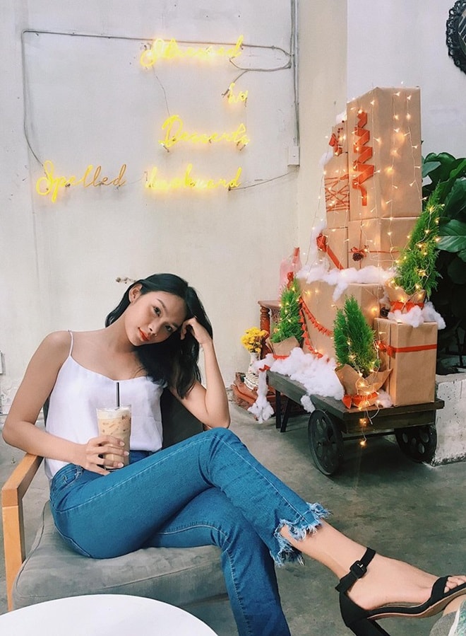 Thời trang tắc kè hoa của con gái "nữ hoàng cảnh nóng" Việt Nam - 2