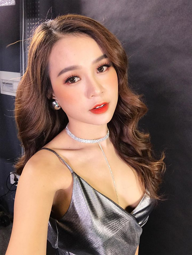 Tuy đóng phim không phải là sở trường của Sam, nhưng diễn xuất của cô lại tạo nên sự bất ngờ và nhận được nhiều phản hồi tích cực từ khán giả.