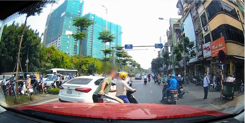 Nữ “Ninja” cùng tấm biển sau lưng gây chú ý - 2