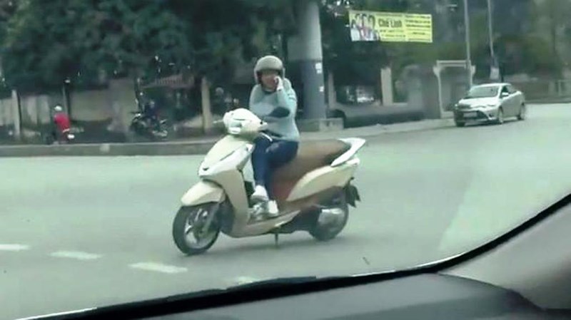 Nữ “Ninja” cùng tấm biển sau lưng gây chú ý - 3