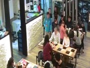 Thế giới - Đài Loan: Hắt cả bát nước lẩu nóng vào mặt cô gái vì để tóc dài