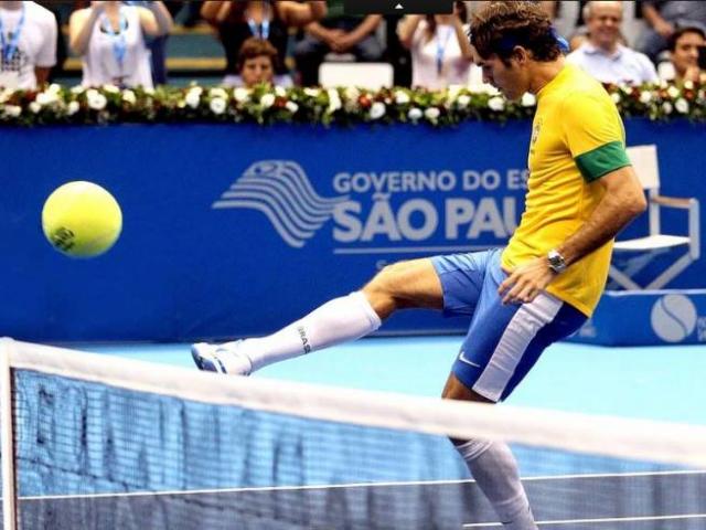 Tennis 24/7: Federer không trở thành cầu thủ bóng đá vì lí do "củ chuối"