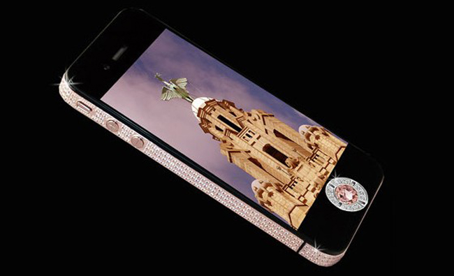 1. Princess Plus Edition

Đây là tác phẩm của nhà thiết kế trang sức nổi tiếng người Úc Peter Aloisson trong năm 2008. Chiếc iPhone 4 này được nạm tới 318 viên kim cương với giá 176.400 USD (gần 4 tỷ đồng). Nếu so sánh với giá iPhone X vào khoảng 1.000 USD thì chiếc điện thoại này thực sự là một gia tài “khủng”.
