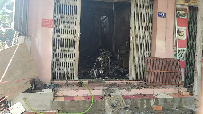 Căn nhà ở Sài Gòn bốc cháy dữ dội, bé trai 2 tuổi tử vong - 1