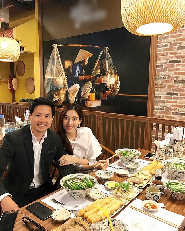 Hình ảnh hiếm hoi của cặp vợ chồng trẻ đi ăn phở tại một nhà hàng ở Hà Nội được cô đăng tải sau khi kết hôn. Do góc chụp giấu bụng nên không ai biết Hoa hậu người miền Tây đã mang thai.