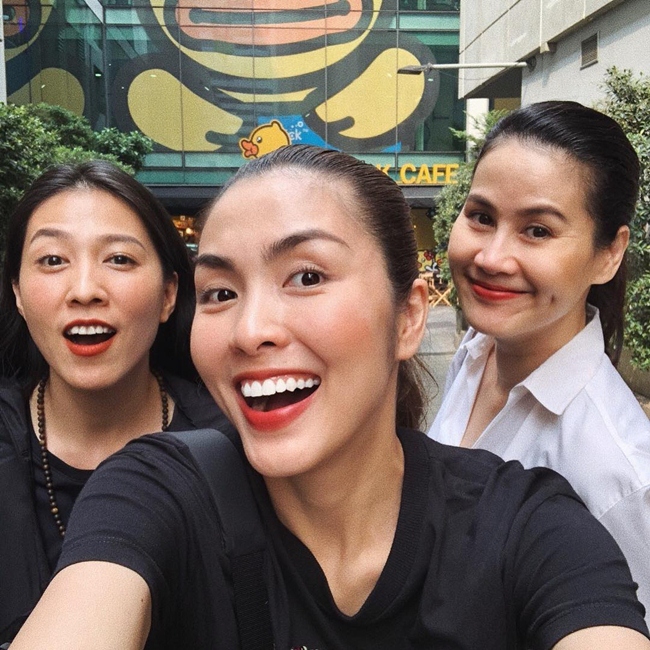 Hà Tăng thường xuyên khoe ảnh đi chơi cùng nhóm bạn thân trong làng giải trí.