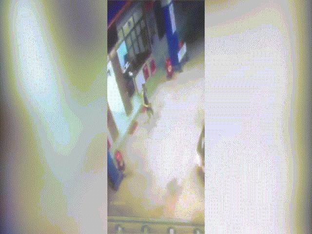 Media - Đại gia đi Camry vào đổ xăng, tiện tay trộm luôn điếu cày của nhân viên