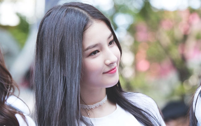 Vẻ đẹp trời phú của nụ hồng lai càng được tôn lên nhờ cách trang điểm nhẹ nhàng, không lạm dụng mỹ phẩm.