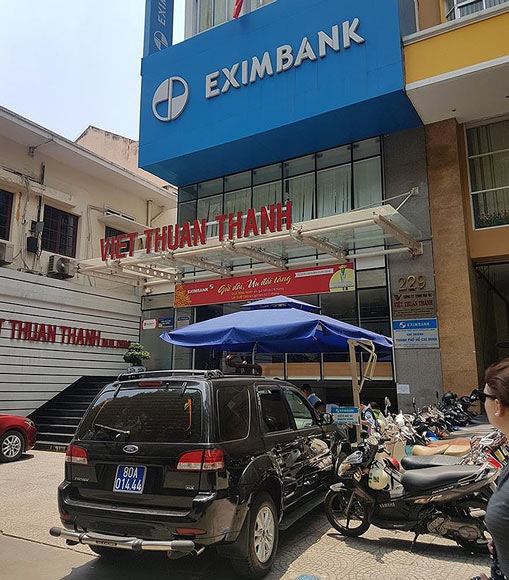 2 nhân viên bị bắt, cổ phiếu EximBank lại &#39;rực lửa&#39; - 1