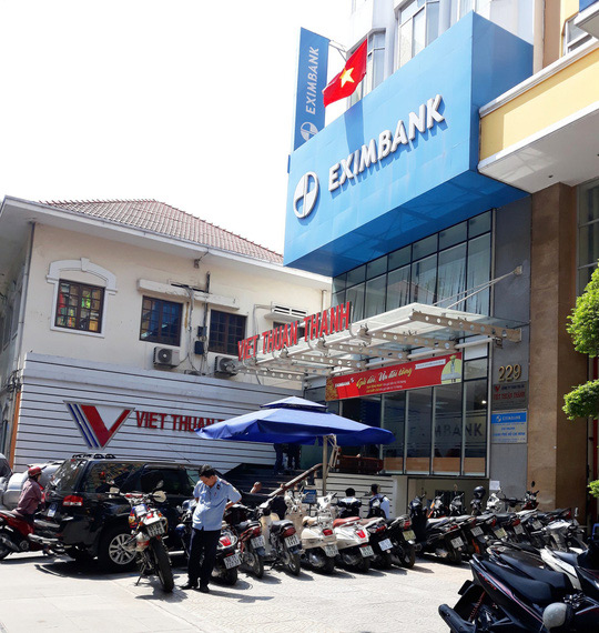 Bộ Công an khám xét chi nhánh Ngân hàng Eximbank ở quận 1 - 1