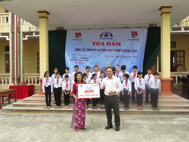Honda Việt Nam trao tặng 400 mũ bảo hiểm cho học sinh tại tỉnh Hải Dương - 1