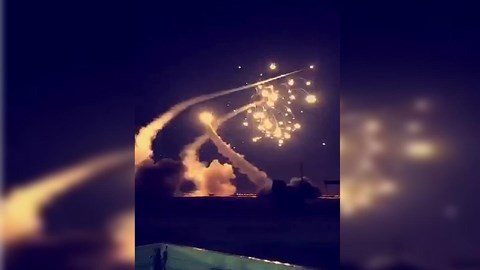 Video: Xem màn đánh chặn tên lửa như ... bắn pháo hoa trên bầu trời Ả Rập Xê-út - 1