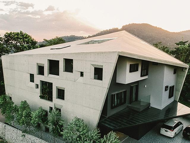 Tài chính - Bất động sản - Nhà méo mó lại còn "thủng" lỗ chỗ nhưng vẫn được ca ngợi hết lời