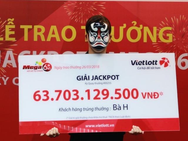 Nữ nhân viên văn phòng tay run run nhận jackpot 64 tỉ của Vietlott