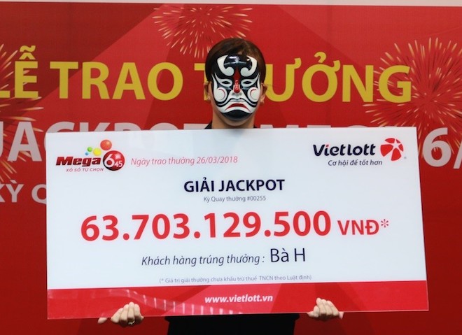 Nữ nhân viên văn phòng tay run run nhận jackpot 64 tỉ của Vietlott - 1