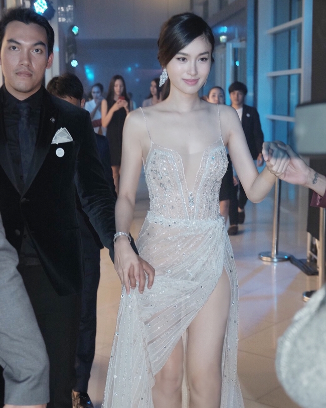 Các sự kiện mà Nong Poy tham gia, cô đều trở thành tâm điểm thu hút giới truyền thông vì nhan sắc xinh đẹp, váy áo sexy.