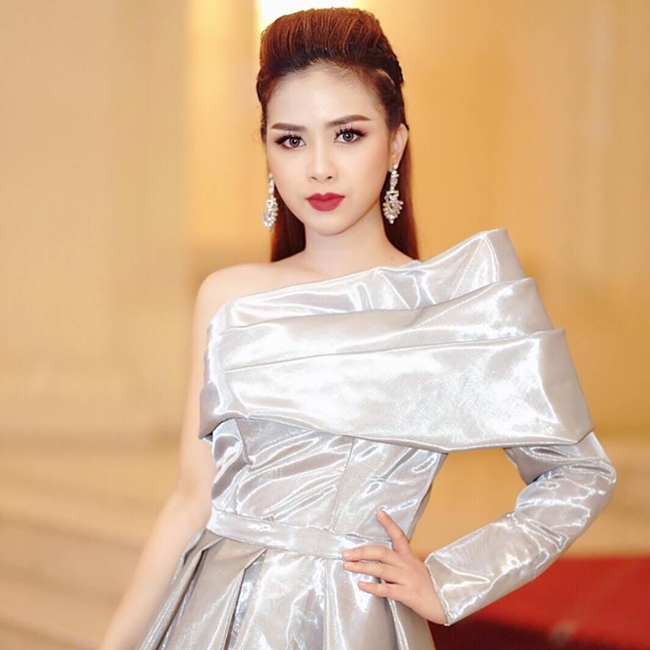 Cuối tháng 3.2015, ca sĩ Dương Hoàng Yến bức xúc đăng tải đoạn tin nhắn bị ngã giá 8000 USD &#40;hơn 160 triệu&#41; để đi du lịch miễn phí với một Việt kiều. Kèm theo đó, cô sẽ được nhận nhiều quà tặng như túi xách LV, đồ trang điểm, iPhone, iPad... cùng &#34;tiền boa&#34;.