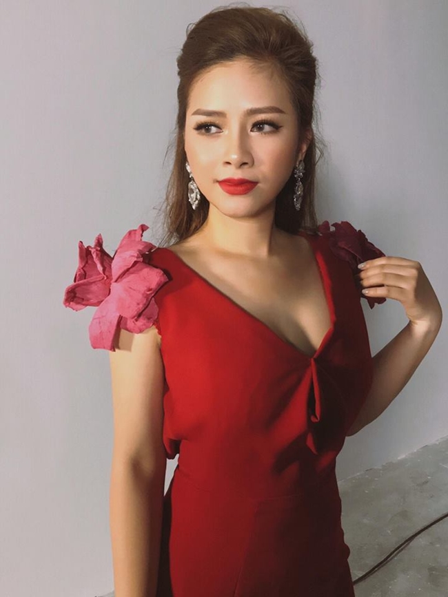 Ca sĩ 9X có phong cách thời trang gợi cảm.