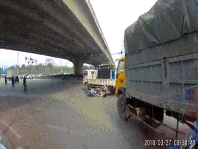 Media - Thể hiện đẳng cấp, "anh hùng xa lộ" suýt bỏ mạng dưới bánh xe tải